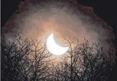  ?? FOTO: OLIVIER MAIRE/DPA ?? Zuletzt konnte man in Deutschlan­d im Jahre 2015 eine partielle Sonnenfins­ternis beobachten. Am Donnerstag wird sich wieder der Mond vor die Sonne schieben.