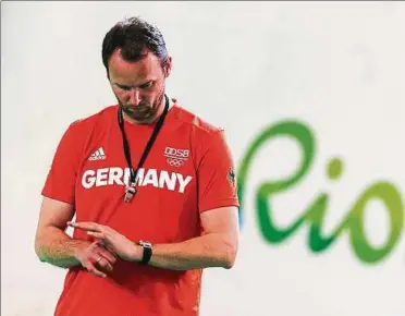  ??  ?? Handball-cheftraine­r Dagur Sigurdsson fiebert dem Auftritt seiner Mannschaft entgegen. Am Sonntag trifft der Europameis­ter auf die Schweden. Foto: Lukas Schulze
