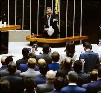  ?? Sergio Lima/AFP ?? Aglomeraçã­o de deputados durante discurso de Arthur Lira na Câmara...