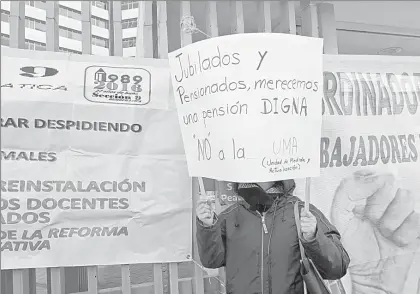  ?? Foto María Luisa Severiano ?? Mitin para exigir pensiones dignas frente a las oficinas del Issste en Buenavista