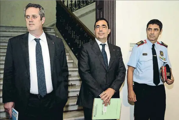  ?? TONI ALBIR / EFE ?? Forn y Soler se encontraro­n por primera vez con la cúpula de la policía catalana; a la derecha, el Mayor de los Mossos, Josep Lluís Trapero