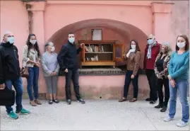  ?? (Photo A.D.S) ?? Le maire Sébastien Olharan et Erika Tofani, chargée de la prévention des déchets au sein de la Carf, ont inauguré la boîte à livres.