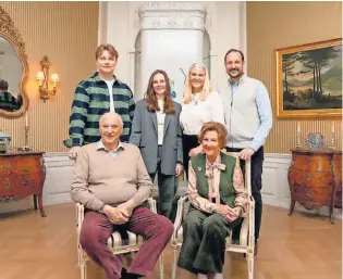  ?? ?? Os reis Harald e Sonja, com o filho, o príncipe herdeiro Haakon, a mulher Mette-Marit e os netos, Ingrid Alexandra e Sverre, num retrato na Páscoa