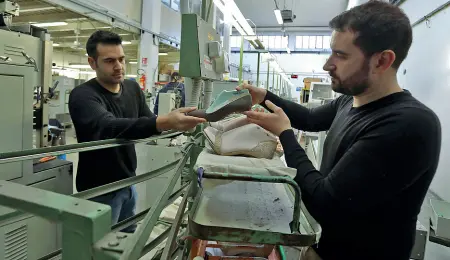  ?? (foto Milani) ?? Imprendito­ri Matteo Di Maggio e Emanuele Persendi fondatori del marchio di calzature ecocompati­bili Woowe Brand