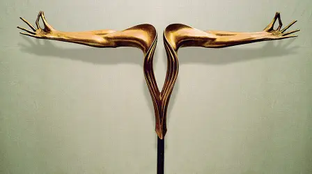  ??  ?? Pensiero «Equilibrio», una delle trenta opere di Gilbert Kruft esposte nella Sala d’Ercole di Palazzo d’Accursio