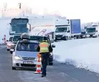  ?? FOTO: DPA ?? Seit Sonntag gibt es an den Grenzen zu Tschechien und Tirol Kontrollen.