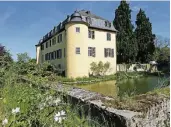  ?? FOTOS (4): FUSS ?? Die Burg Lüftelberg, hier vom Park aus gesehen, bekam im 18. Jahrhunder­t ihre barocken Formen.