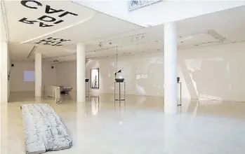  ??  ?? Vista de sala de la exposición. Al fondo, la proyección del video “La plaza del chafleo”.