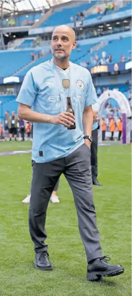  ?? NAOMI BAKER (GETTY) ?? Pep Guardiola celebra la Premier en el Etihad.