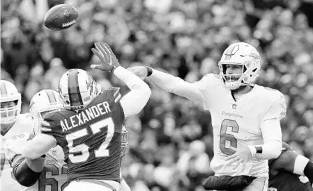  ?? ADRIAN KRAUS/ASSOCIATED PRESS ?? Dolphins quarterbac­k Jay Cutler, who wound up with three intercepti­ons Sunday, throws over Buffalo’s Lorenzo Alexander during the second half.