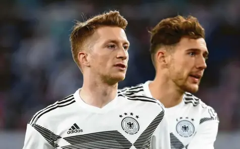  ?? Foto: Lars Baron, Getty ?? Als sie kamen, wurde das deutsche Spiel besser. Logische Konsequenz daraus: Der Treffer zum 1:1 gegen Serbien von Leon Goretzka (rechts) fiel nach einem präzisen Zuspiel von Marco Reus.