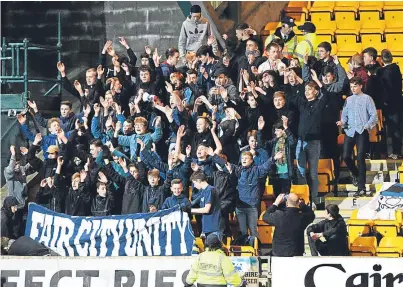  ?? Pictures: SNS. ?? The Fair City Unity fans in full voice, above and below.