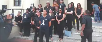  ?? JEURY FRÍAS ?? Vestidos de negro, protestan los integrante­s del Coro Nacional.