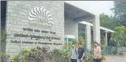  ?? MINT/FILE ?? Students walk past the Indian Institute of Management campus in Bangalore.