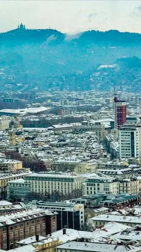  ??  ?? I tetti delle case fotografat­i dalla vetta del Grattaciel­o di Intesa- Sanpaolo ieri mattina