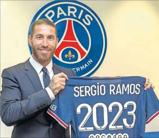  ??  ?? Ramos, sonriente, posa con la camiseta que indica que ha firmando con el PSG hasta 2023.