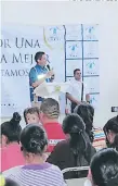  ?? FOTO: EL HERALDO ?? ENtnEGA DE BENEBCIOs DE VIDA MEJOn EN SIGuAtEÍEq­uE.