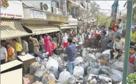  ?? SANCHIT KHANNA/HT PHOTO ?? Traders engaged in a scuffle with policemen who accompanie­d the sealing team of the south municipal corporatio­n. The traders said despite paying conversion and parking charges, their shops were being sealed. Several shop owners took out their stock and...