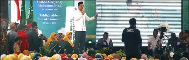  ??  ?? PERKUAT EKONOMI MUSLIMIN: Bachtiar Nasir di pengajian akbar yang bertema Kerja Sama Strategi Ekonomi Syariah di Umsida kemarin (19/3). ARYA DHITYA/JAWA POS