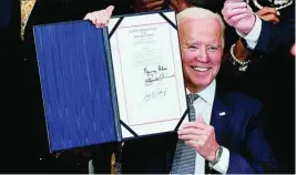  ?? REUTERS ?? El presidente Joe Biden firma la ley que convierte el 18 de junio en fiesta nacional en Estados Unidos