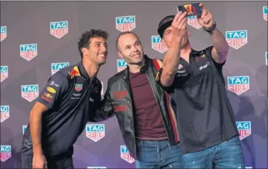  ??  ?? FANS DEL MANCHEGO. Ricciardo y Verstappen elogiaron a Iniesta y quisieron hacerse una foto con él.