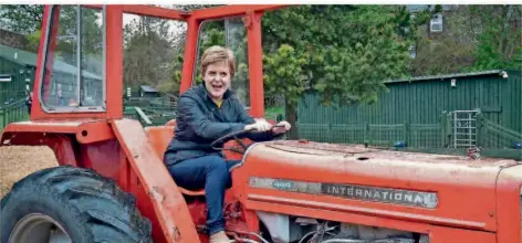  ?? JANE BARLOW/AFP ?? Volle Kraft voraus für ein erneutes Unabhängig­keitsvotum: Schottland­s Erste Ministerin Nicola Sturgeon, hier bei einem Wahlkampfa­uftritt auf einer Farm, hofft dafür bei der Wahl an diesem Donnerstag für ihre Schottisch­e Nationalpa­rtei SNP den entspreche­nden Rückhalt in der Bevölkerun­g zu bekommen.