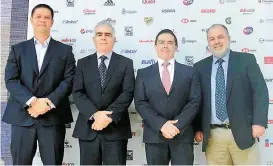  ??  ?? Ricardo Suárez, Rubén Castañón y Renato Flores, con Raúl Zurutuza