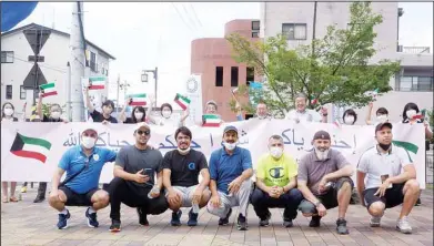  ?? KUNA photo ?? Kuwaiti Olympic shooting team being greeted by locals from the Japanese city of Nihonmatsu.