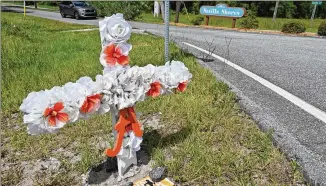  ?? HYOSUB SHIN / HYOSUB.SHIN@AJC.COM ?? A memorial marks the entrance to Satilla Shores, a mostly white Brunswick neighborho­od where Ahmaud Arbery was shot to death.