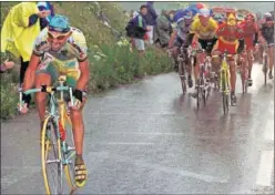  ??  ?? Pantani se marcha del grupo en el que va Ullrich.