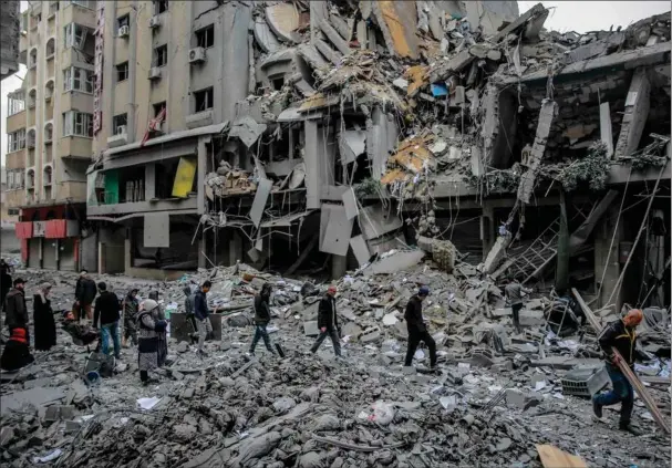  ?? ?? Israelske bombardeme­nter har skabt store ødelaeggel­ser i Gaza. Her ses nogle lokale i ruinerne i Gaza City. Foto: AFP