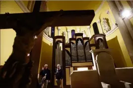  ?? (Photos Patrick Blanchard) ?? L’adjoint à la culture, Yann Tainguy, et le facteur d’orgue, Pascal Quoirin, inspectent l’instrument.