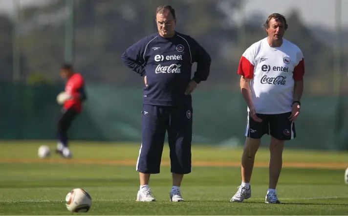  ?? ?? ► Marcelo Bielsa, cuando estaba al mando de la Roja durante el Mundial de Sudáfrica (2010), junto a su preparador físico Luis María Bonini, quien falleció en 2017.
