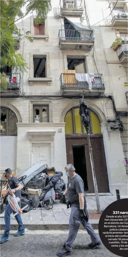  ??  ?? Imagen del edificio desalojado en la calle de Príncep de Viana, 14, en el barrio del Raval, ayer por la tarde.