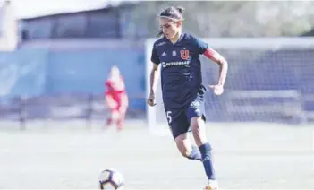  ??  ?? ► Daniela Zamora es la goleadora de la U y, por ende, aspira a ser campeona con las azules.