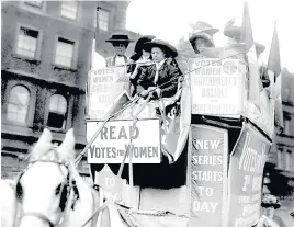  ??  ?? > Emmeline Pankhurst and other Suffragett­es make their message clear