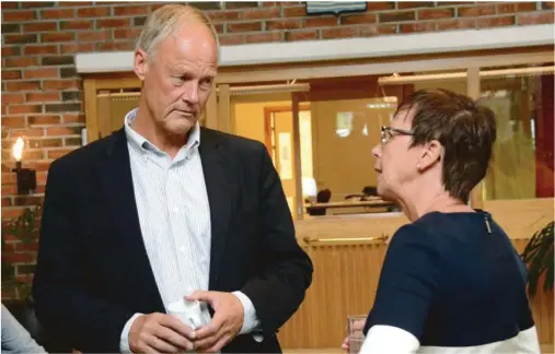  ??  ?? SVARER: Petter Gottschalk svarer på innlegget fra Ivar Lyngstad. Her fra en samtale med rådmann Tone Marie Nybø Solheim, i en tidligere anledning..