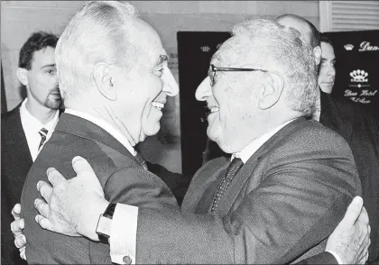  ??  ?? En imagen de enero de 1999, el fallecido ex primer ministro israelí Shimon Peres en un encuentro con Henry Kissinger (a la derecha) en Tel Aviv. En la sede del Parlamento se le rendirá hoy un homenaje y el funeral se llevará a cabo mañana con la...