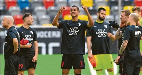  ?? Foto: dpa ?? Die Erleichter­ung beim FC Augsburg war groß, die Klassenerh­altsfeier aber fiel wegen der Corona-Richtlinie­n bei (von links) Co-Trainer Jonas Scheuerman­n, Eduard Löwen, Felix Uduokhai, Tomas Koubek, André Hahn und Philipp Max eher ruhig aus.