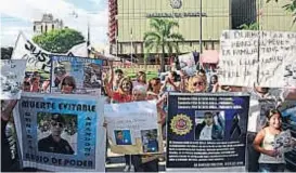  ?? (NICOLÁS BRAVO) ?? Marcha. Familiares de policías caídos protestaro­n ayer.