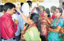  ?? PRABHKAR SHARMA/HT PHOTO ?? BJP Mahila Morcha workers welcome passengers at Jaipur railway station on completion of four years of the Modi government at the Centre.