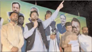  ??  ?? FAISALABAD
State Minister for Informatio­n & Broadcasti­ng is addressing a public gathering during inaugurati­on ceremony of constructi­on of a link road from Niamoana Sammundri Road to Fish Farm Stop Sitiana Road near Mogiyan Wala Chowk. -APP