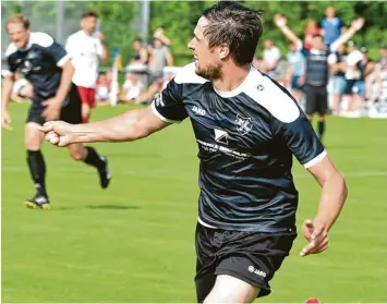  ?? Foto: Ernst Mayer ?? Raus mit der Freude: Der 28 jährige Daniel Uhl hat im Aufstiegss­piel zur Kreisliga getroffen (unser Foto) und in sieben Begeg nungen der laufenden Runde zwei Tore erzielt.