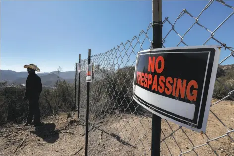  ?? Irfan Khan / Los Angeles Times ?? An escalating spat pitting public access against private property rights has given rise to fences and “No Trespassin­g” signs.