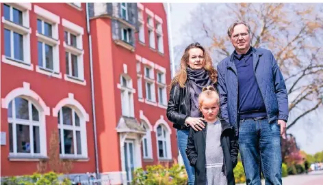  ?? FOTO: ORTHEN ?? Iryna und Stephan Kruse verzichten darauf, Tochter Kimberly in die OGS der Fleher Grundschul­e zu schicken. „Ich zahle keine Beiträge“, sagt der Vater.