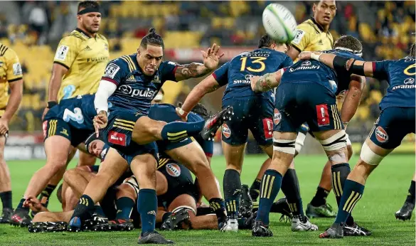  ??  ?? Highlander­s halfback Aaron Smith clears against the Hurricanes.