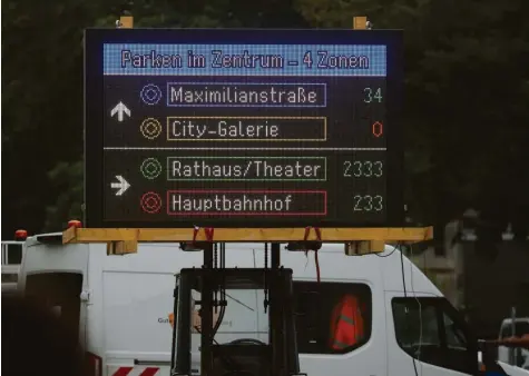  ?? Foto: Michael Hochgemuth, Stadt Augsburg ?? So sehen die elektronis­chen Schilder des Parkleitsy­stems aus, die kommendes Jahr in Augsburg in Betrieb gehen. Ein Musterschi­ld befindet sich auf dem städtische­n Bau‰ hof.