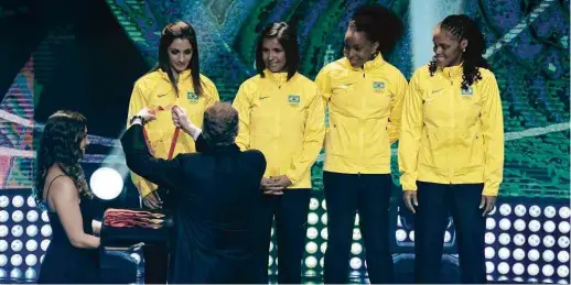  ??  ?? Thaissa Presti, Rosemar Coelho Neto, Rosângela Santos e Lucimar Moura (da esq. para a dir.) recebem medalha de bronze dos Jogos de Pequim