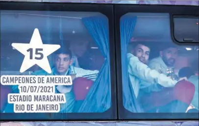  ??  ?? Correa, junto a Agüero y el trofeo de la Copa América, dentro del autobús de Argentina.