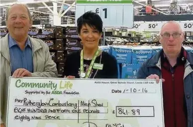  ??  ?? Cheque mates Ron Taylor and David Phillips receive a cheque from Elizabeth Arbuckle